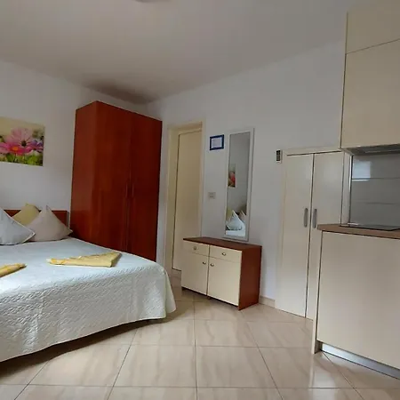 Helles Studioappartement Mit Grossem Balkon 트로기르